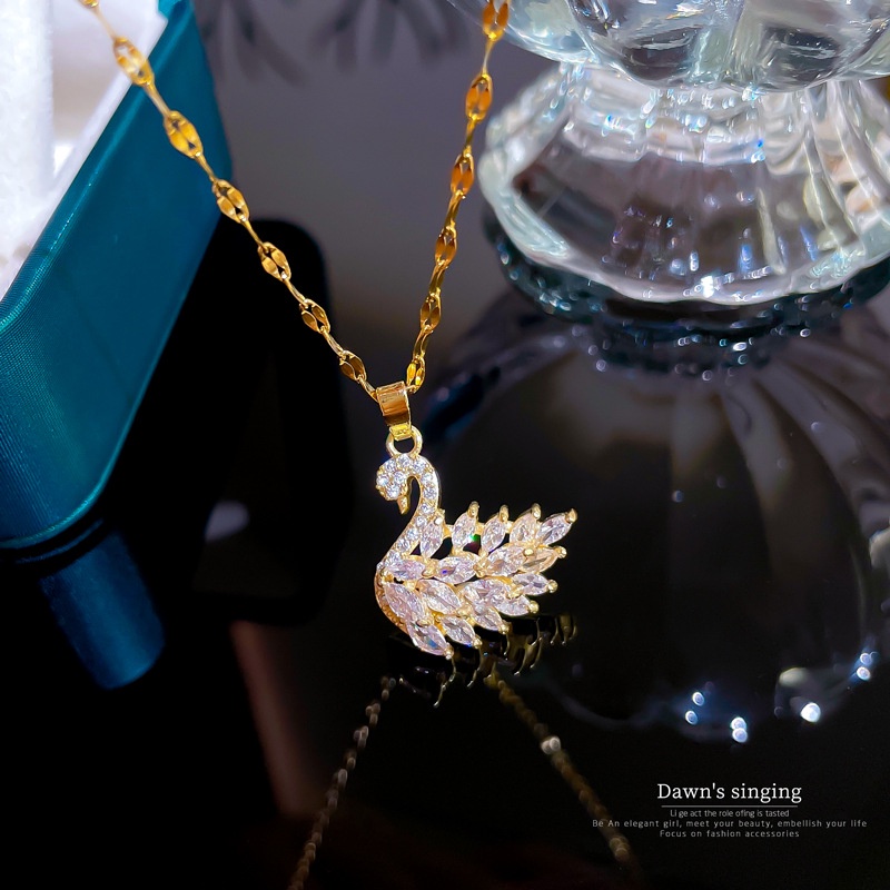 Kalung Rantai Klavikula Hias Liontin Angsa Kristal Bahan Titanium Steel Gaya Korea Untuk Wanita