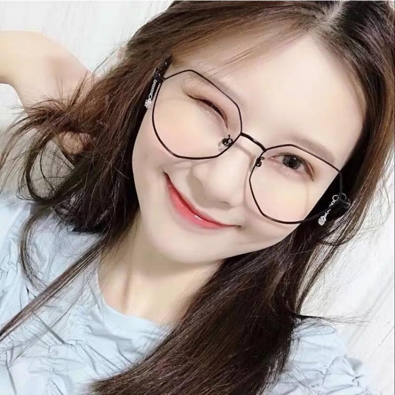 Kacamata Vintage Frame Metal Asimetris Dengan Liontin Bintang Untuk Wanita