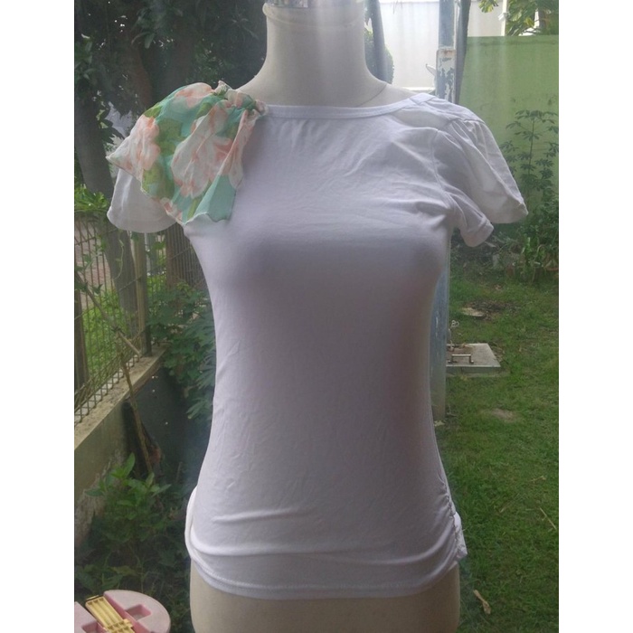 Baju Kaus Putih Wanita Motif Bunga Kecil
