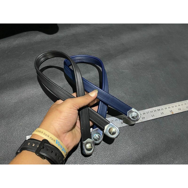 Sabuk belt strap seat jok panjang vespa detail original 
bahan tebal 
lengkap dengan kuncian 
cocok 