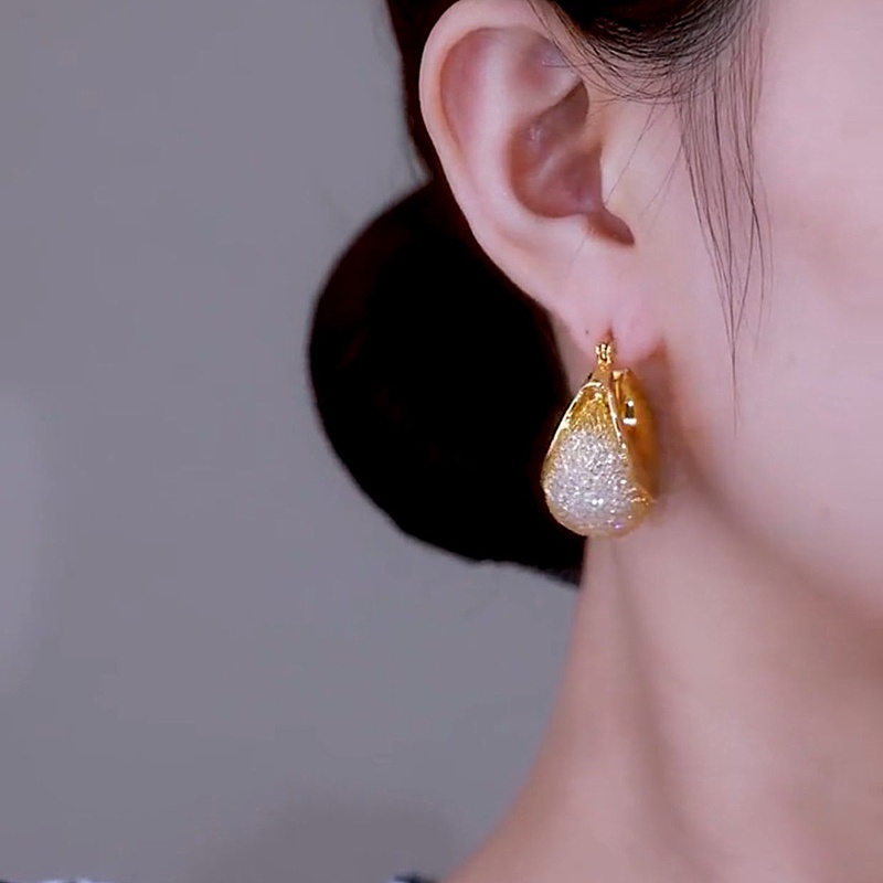 Anting Tusuk Gantung Desain Hollow Hias Berlian Imitasi Warna Gold Gaya Klasikretrounik Untuk Wanita