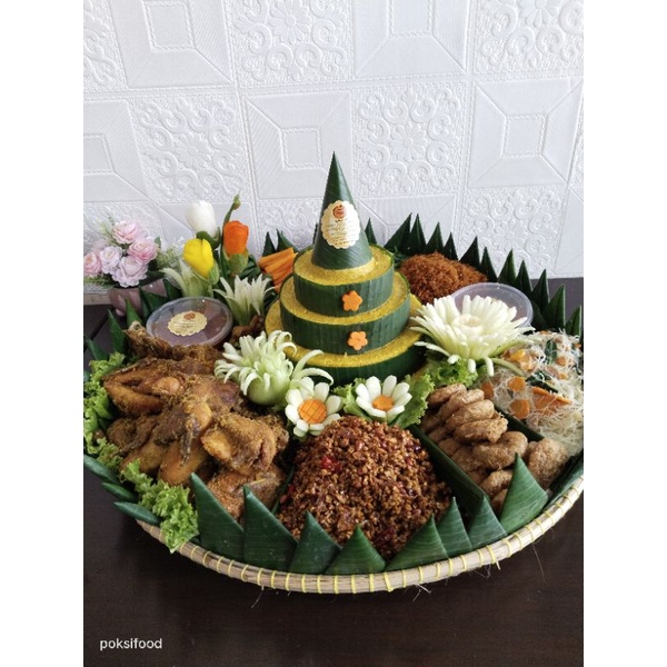 Tumpeng Nasi Kuning/ Porsi 20 orang.