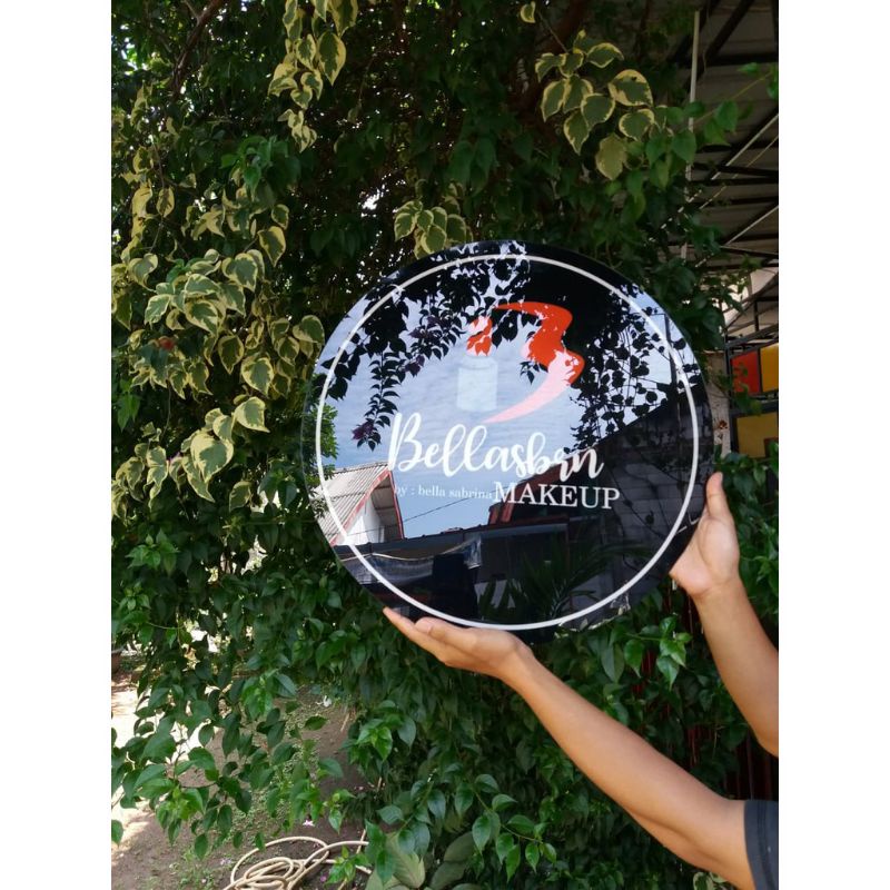 papan nama acrylic bulat kotak  1 sisi