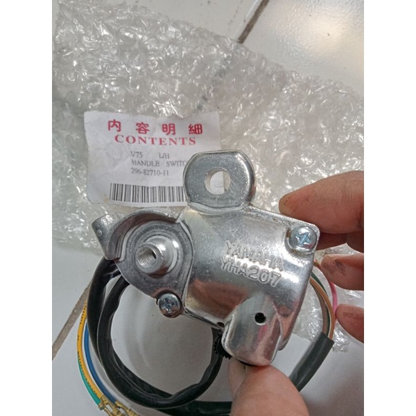 Holder kiri Yamaha V75 NOS merk content
