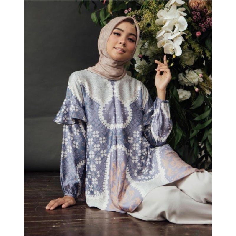 wearing klamby preloved anggrek blouse