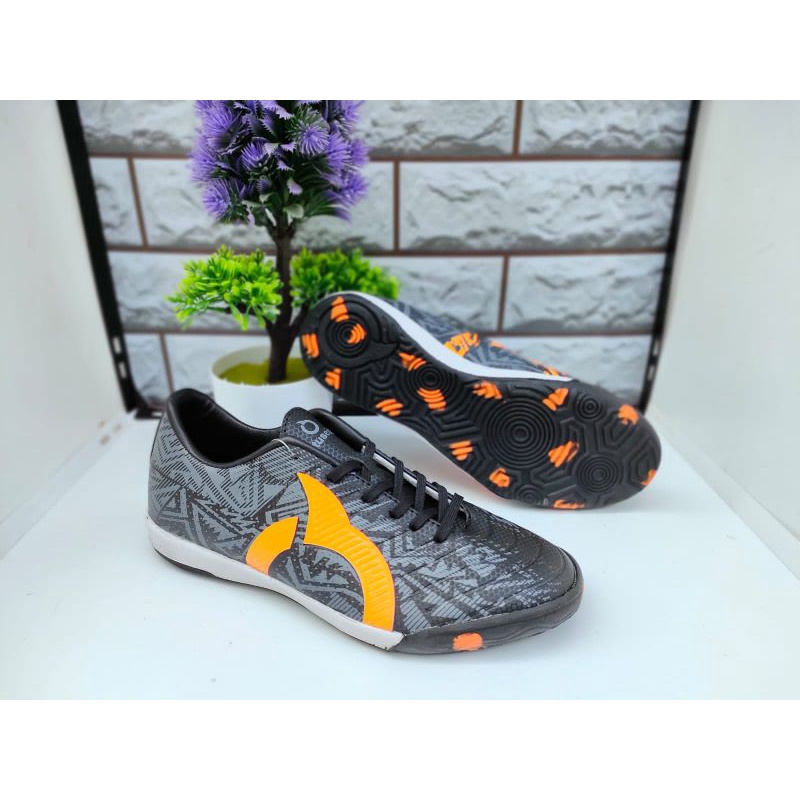 ( PROMO ) Sepatu Futsal Ortus Volt Batik / Ortuseight Volt Batik + Bonus Kaos Kaki Panjang