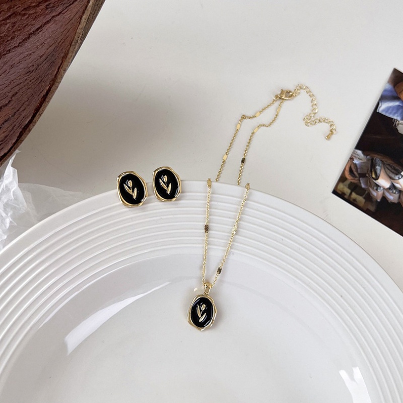 Kalung Rantai Dengan Liontin Bulat Motif Bunga Mawar Warna Hitam Elegan Untuk Wanita