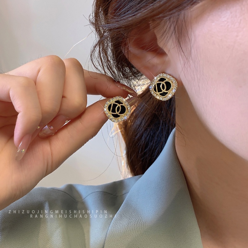 Anting Stud 925 Silver Aksen Mutiara Warna Hitam Gaya Vintage Korea Untuk Wanita