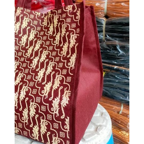 

TAS NASI•KOTAK BATIK SIZE 22x22x28 PXLXT•HARGA LUSIN ISI 12 PCS