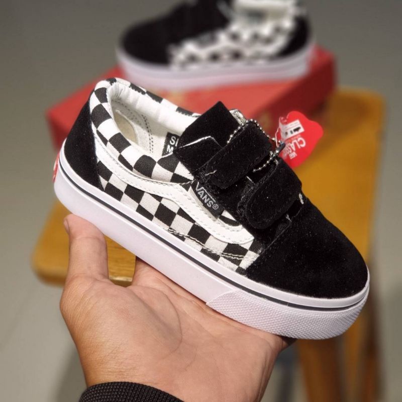 sepatu anak vans sepatu anak vans oldskool catur black white sudah termasuk box &amp; kaus kaki .