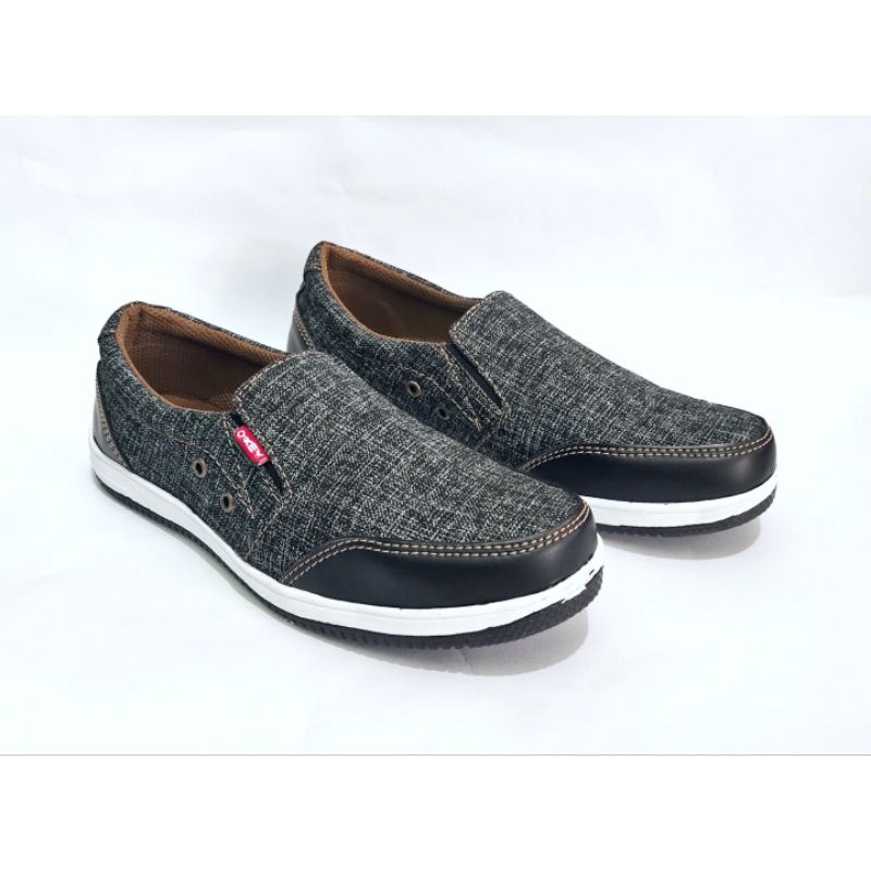 Sepatu Pria Slip On Casual / Sepatu Santai Kekinian Murah