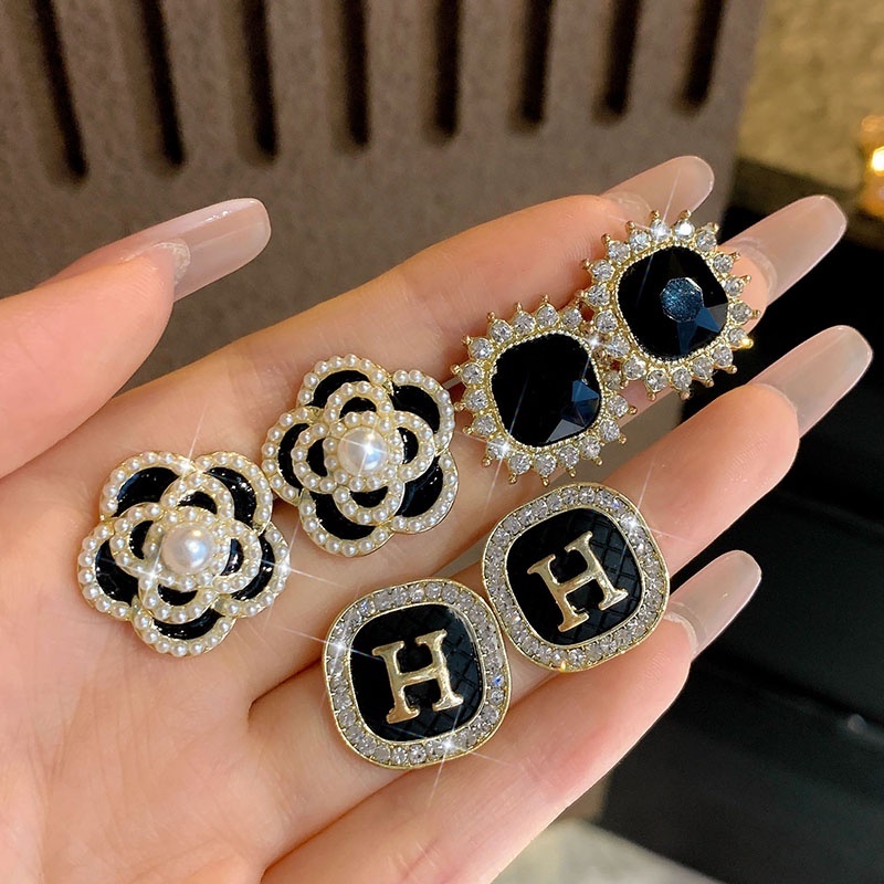 Anting Stud 925 Silver Aksen Mutiara Warna Hitam Gaya Vintage Korea Untuk Wanita