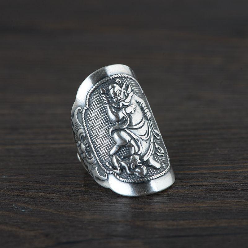 Cincin Desain Figur Zhong Kui Catch Ghost Gaya Retro Etnik China Untuk Pria