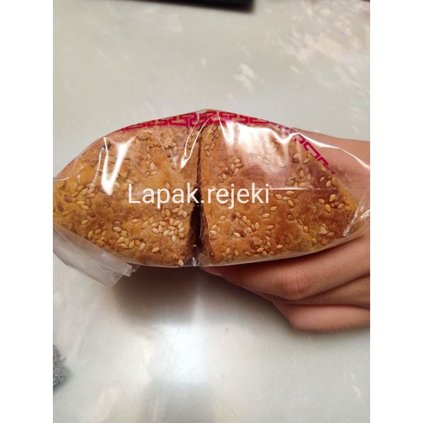 

Sakak Pia Khas Selatpanjang Hong Hong / Sa kak pia Lao Siong / Biskuit Segitiga