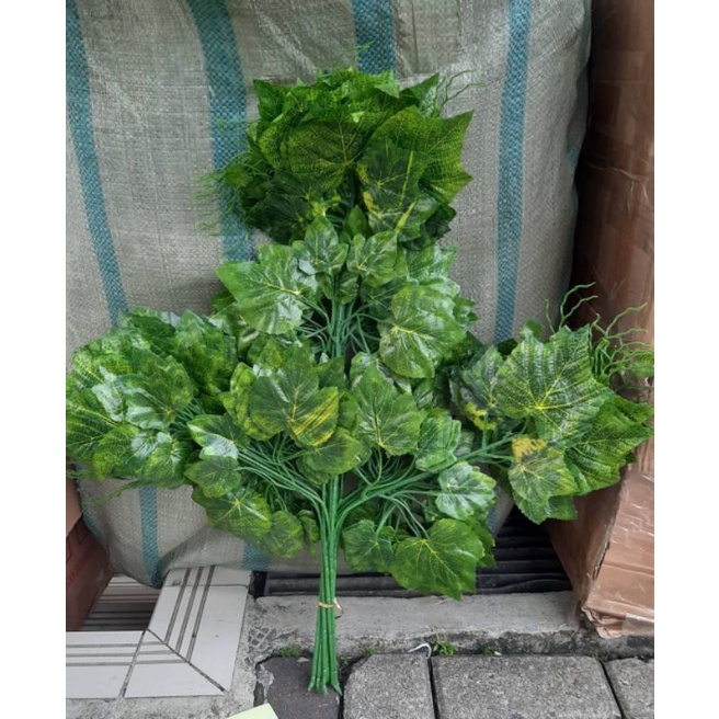 DAUN ANGGUR ARTIFICIAL CABANG 3 / Daun Dekorasi / Daun Plastik / Daun Pernikahan