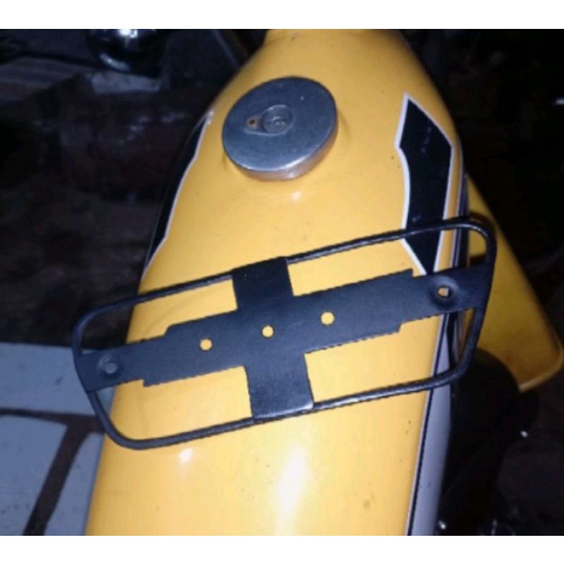 ram panel ram cover knalpot Yamaha Dt 100 variasi hitam doff cover kiri Yamaha Dt 100