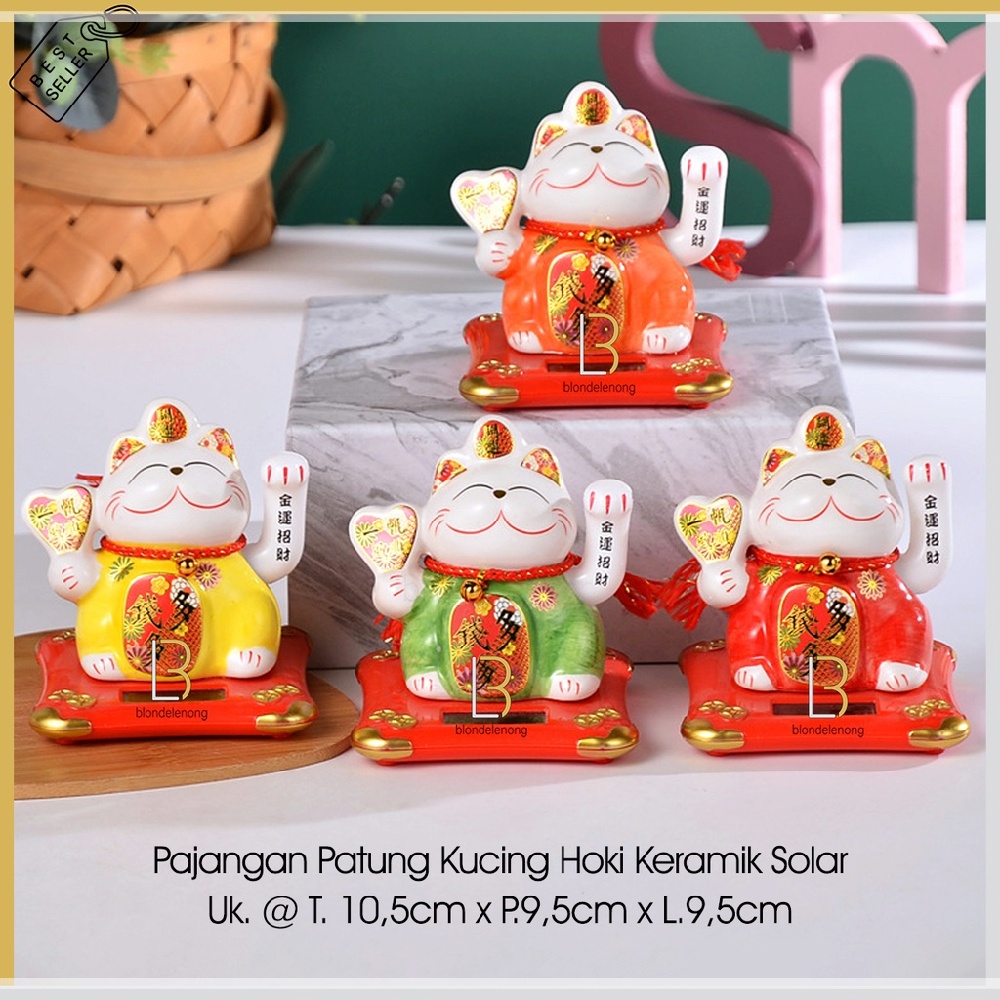 Patung Boneka Hiasan Mainan Pajangan Kucing Hoki Hokki Hoky Fengshui Rejeki Rezeki Maneki Neko Maneko Neki Lucky Fortune Cat Keberuntungan Kasir Munchkin Keramik Mobil Solar Lambai Tangan Goyang Gerak Bergerak Otot Cina China Jepang Baterai Mini Lucu Imut