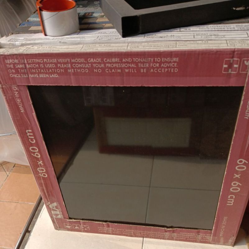 granit hitam 60x60 kilap kw A harga per dus isi 4 pcs