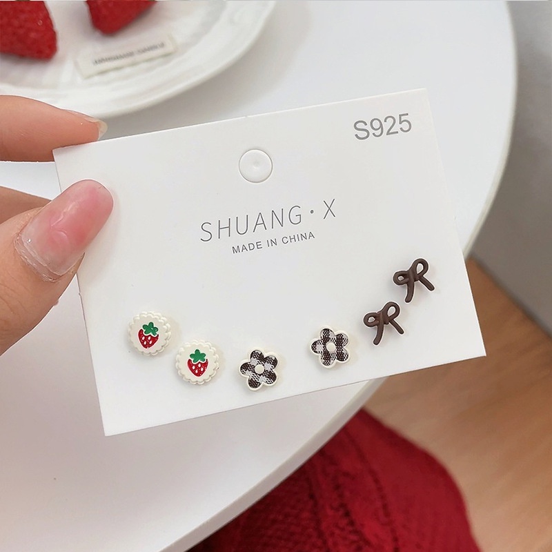 Anting Tusuk Gantung Bahan Sterling Silver 925 Desain Strawberrypita Gaya Simple Untuk Wanita