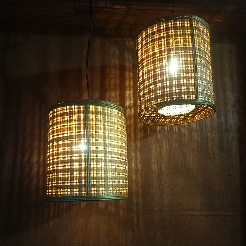 kap lampu hias. anyaman bambu