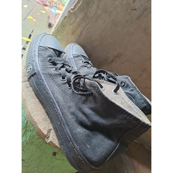 sepatu convers