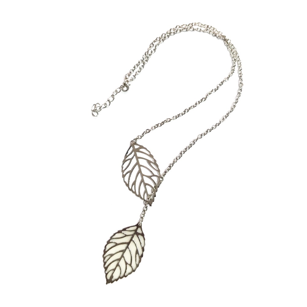 Kalung Rantai Dengan Liontin Bentuk Hati / Bunga Salju Glow in the Dark Untuk Wanita