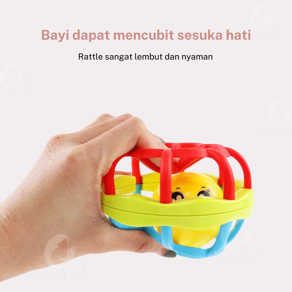 MOMMYCARE MAINAN BAYI BOLA PUTAR RATTLE TEETHER BAHAN PLASTIK LEMBUT DENGAN SUARA KERINCINGAN