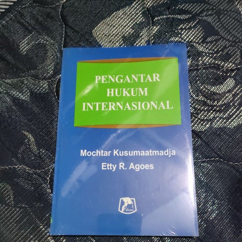 

PENGANTAR HUKUM INTERNASIONAL Buku pengantar hukum internasional Mochtar Kusumaatmadja Etty R.agoes