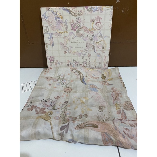 buttonscarves x dian pelangi warna creme