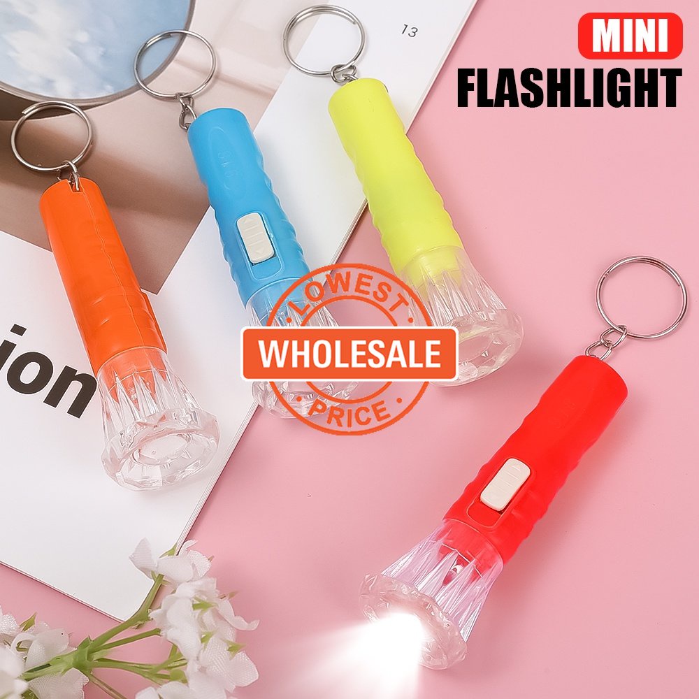 1pc Lampu Senter LED Saku Mini Portable Warna Acak Dengan Gantungan Kunci Untuk Pesta Anak