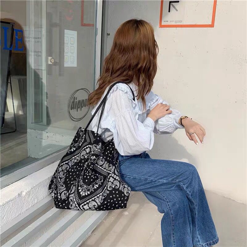 ✲Korea ins niche Kong Xiaozhen dengan bunga mete yang sama satu bahu messenger tas kanvas tas kanvas retro fashion kasual