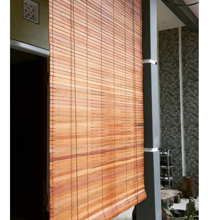 Stok Terbatas Tirai bambu ukuran 1x2 meter .. Sudah termasuk katrol tambang gulung. Kirai kerey kere