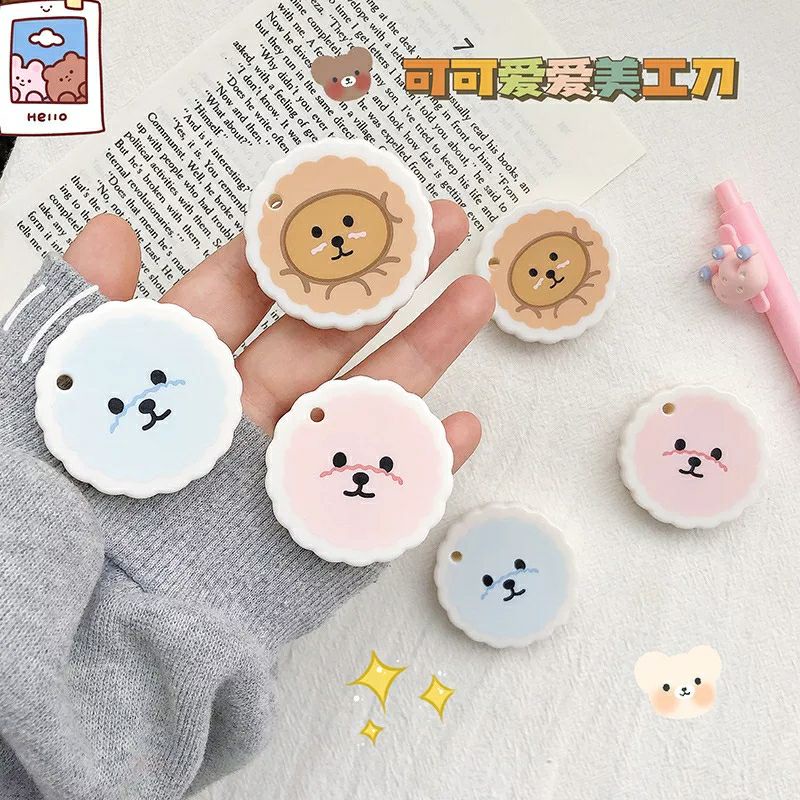

MYUME.STORE || CUTTER MINI BERUANG KAWAI PEMOTONG KERTAS MINI