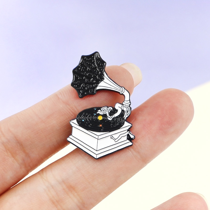 Bros Pin Enamel Desain Gramophone Luar Angkasa Warna Hitam Untuk Kerah Kemeja