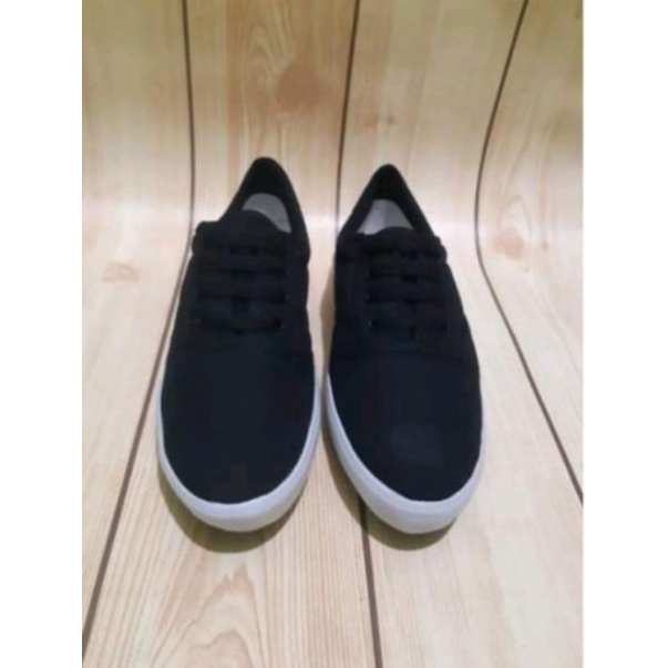 Sepatu Canvas Wanita / Sepatu Wanita PX Slyle Putih polos dan Hitam polos