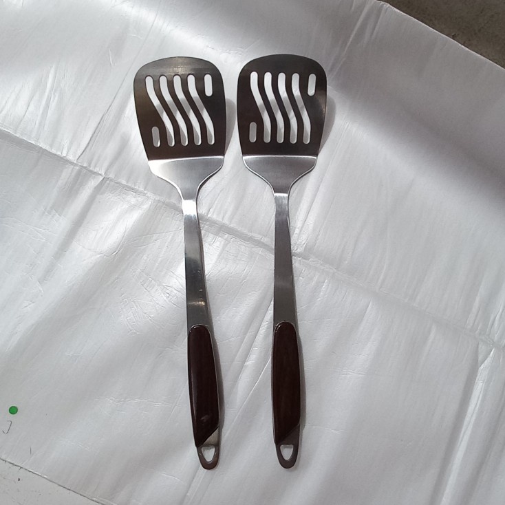 Spatula Sodet Staniless Sutil Berlubang Tebal