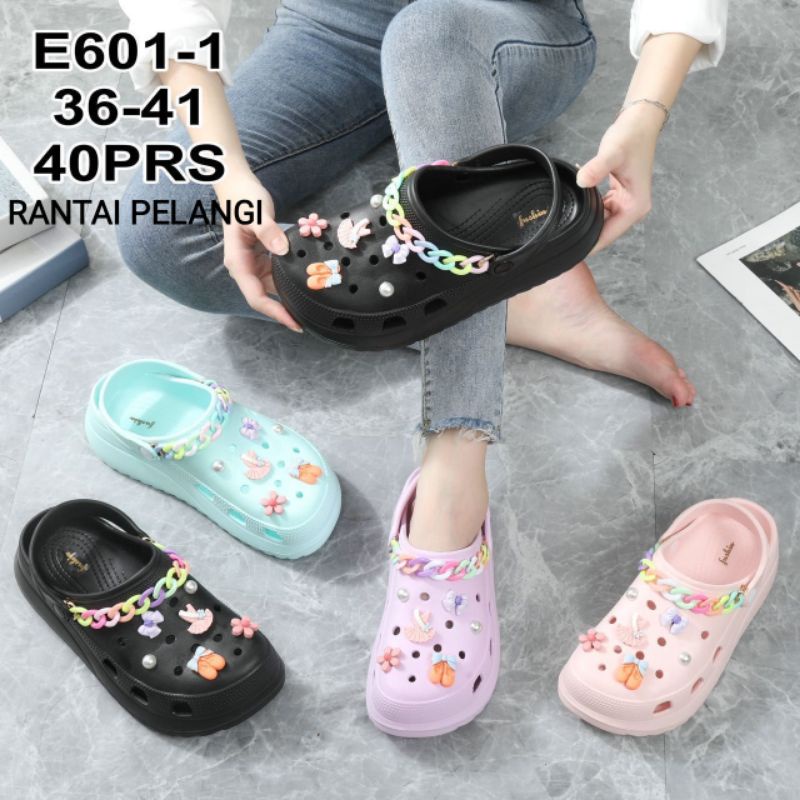 SANDAL SENDAL CEWE WANITA KARET E601-1 CROCS FUSHIN PELANGI RANTAI