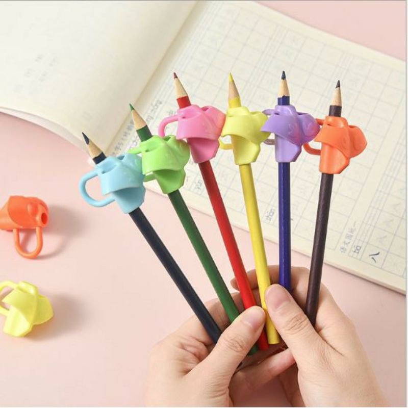 

ALAT BANTU PEGANG PENSIL 3 JARI BOLPEN PENCIL