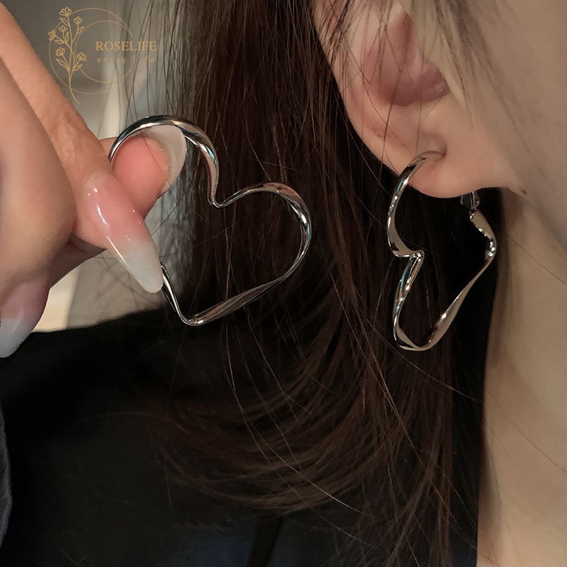 Anting Hoop Besar Model Hati Twisted Hollow Irregular Gaya Punk Untuk Wanita