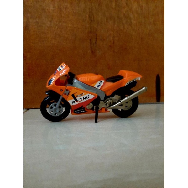 Mainan miniatur motor