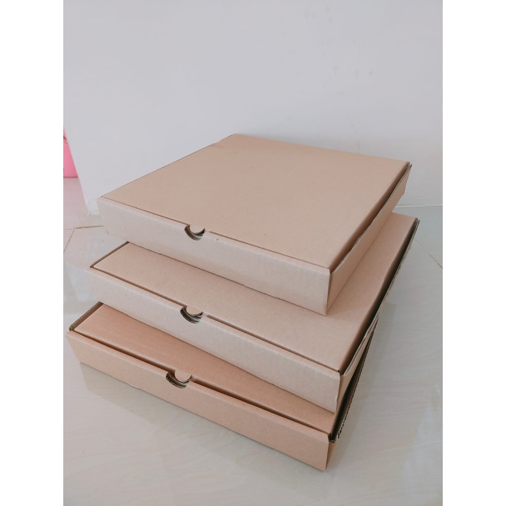 

Box Pizza/ Kardus Kemasan UK 30x30x5cm Die Cut polos baru bergelombang (harga paket 10Pcs)