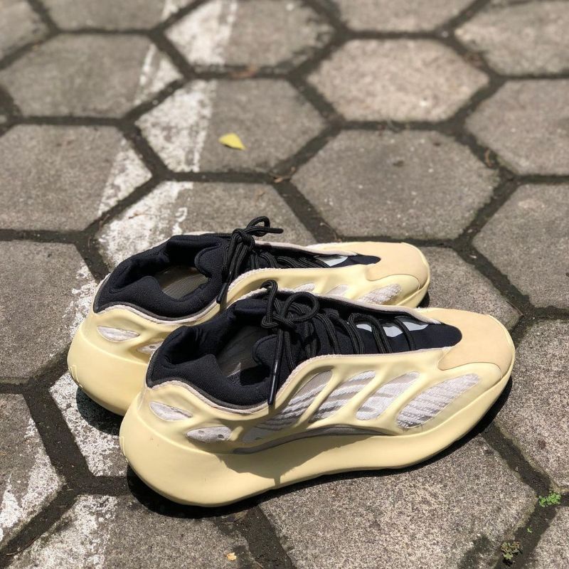 YEEZY 700 V3 AZAEL Size 48