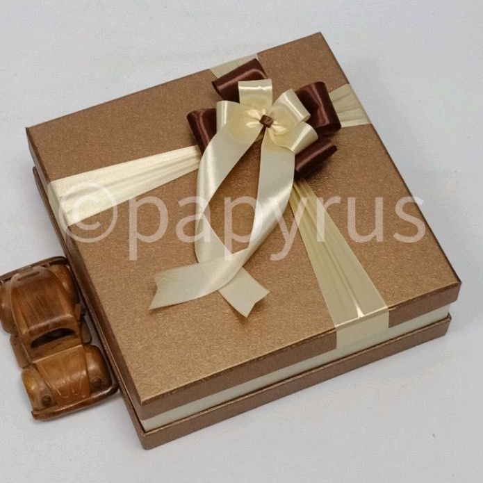 

PAPYRUS Sandwich 25x25 Tinggi 8cm Kotak Kado Gift Box Hadiah