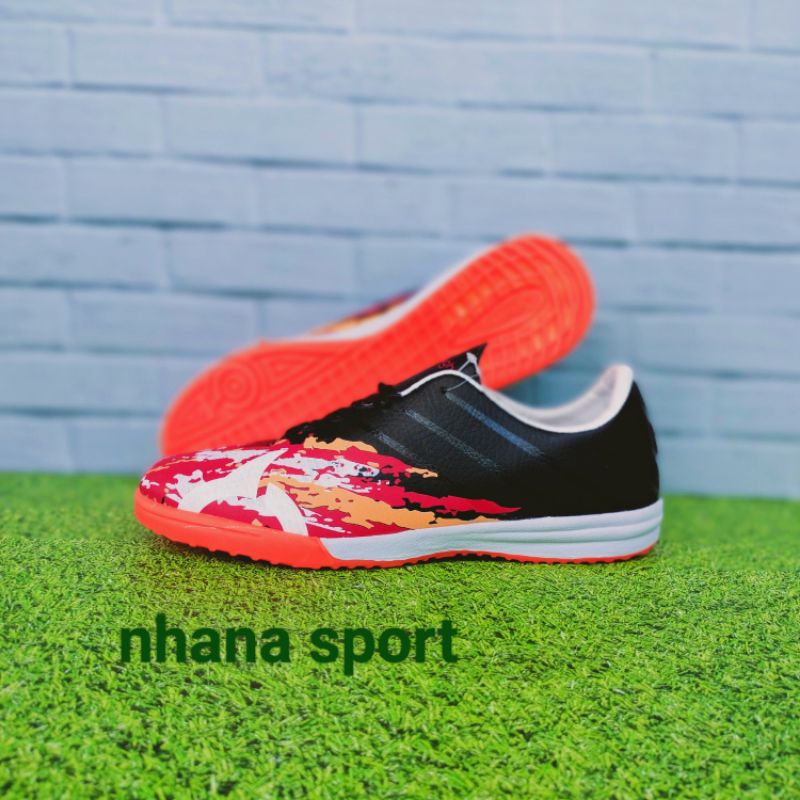 Sepatu futsal ortuseight catalyst chimera in hitam