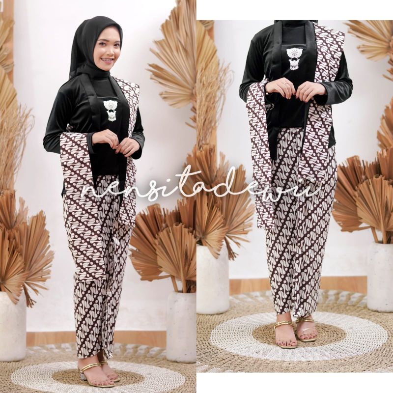 Kebaya Bludru, Jarik Wiru Instan + Selendang / Motif Lereng Tanggung