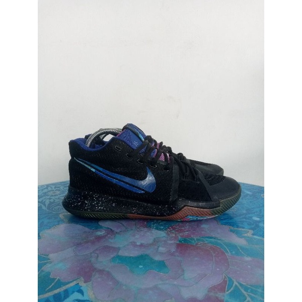 Sepatu basket Nike Kyrie 3 Flip the switch