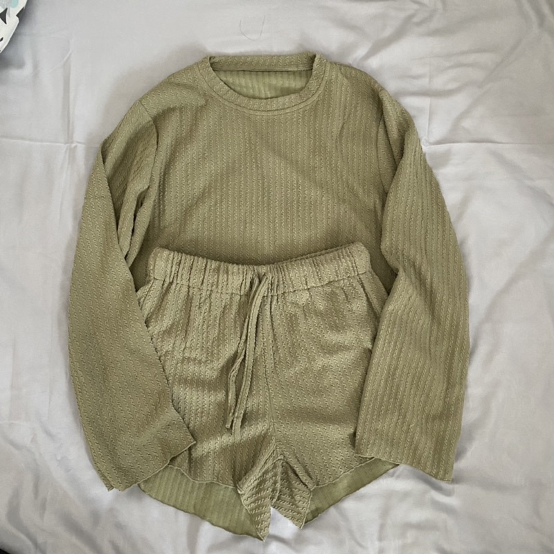 Setelan Crop Top Lengan Panjang Celana Pendek