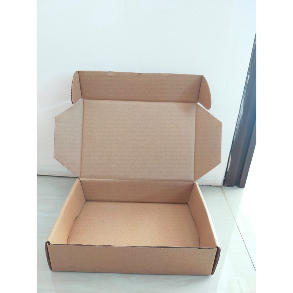 

NEW TERMURAH DIECUTE (ISI 10 PCS) kardus hampers diecute uk.19x13x4,5 cm harga grosir polos baru tebal/ box kotak kemasan packaging kardus dus/diecute kecilkami adalah distributor langsung pabrik spesialis box/ kardus Ukuran : P 18 x L 16 x T