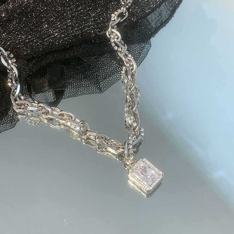 Kalung Rantai Dengan Liontin Berlian Bahan Metal Untuk Aksesoris