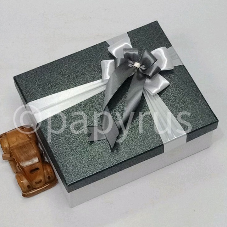 

PAPYRUS Kombinasi 22,5x27,5 Tinggi 10cm Kotak Kado Gift Box Hadiah